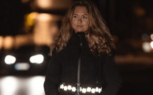 Kvinde i mørket med Smart in the dark refleksbælte i 3M Scotchlite til gåturen.