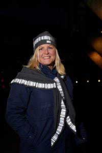 kvinne i mørket som bærer et refleksjal fra Smart in the dark