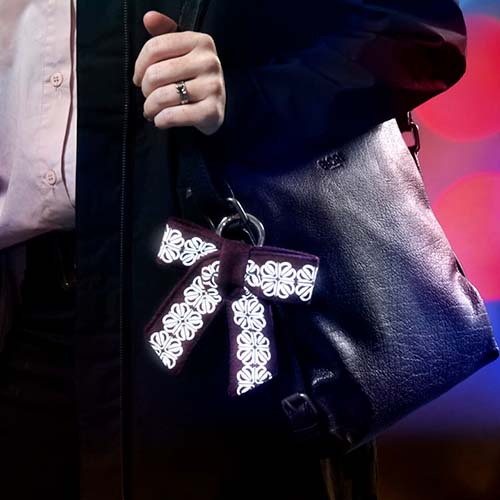 Bag charm i form av refleksrosett for veske med firkløvermønster. Smart in the dark.