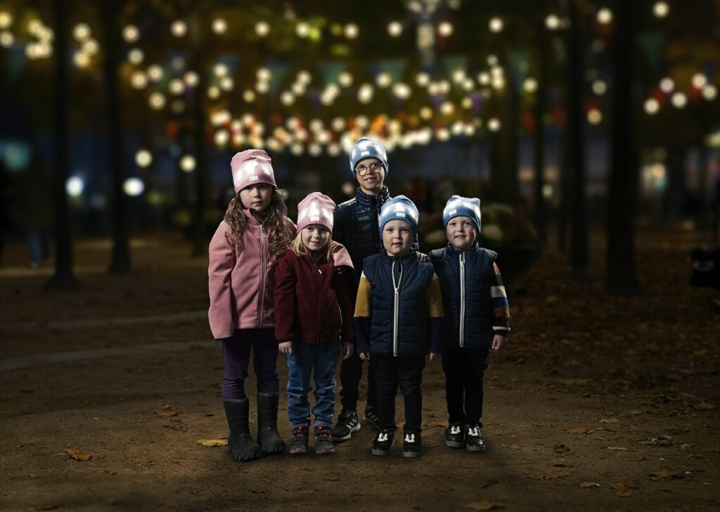 Reflekser til barn fra Smart in the dark i form av refleksluer med Mamma Mø og Kråka motiv