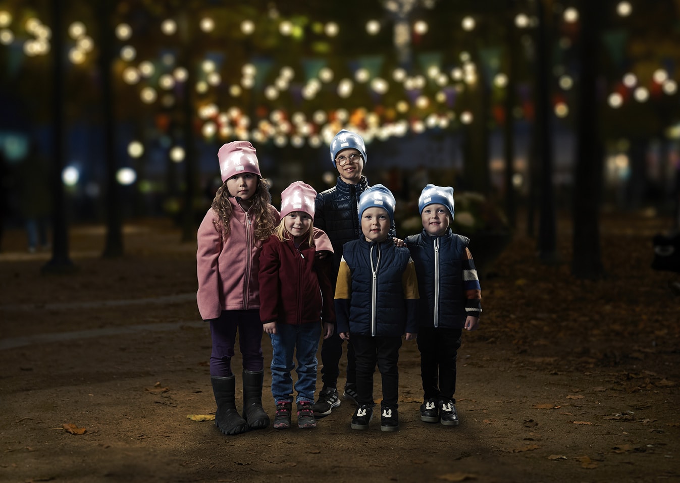 Reflekser til barn fra Smart in the dark i form av refleksluer med Mamma Mø og Kråka motiv