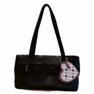 reflekshjerte på en svart veske, Smart in the dark