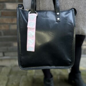 ELNA - sjarmerende bag charm i refleks, lyserosa med motiv: ekorn, Smart in the Dark
