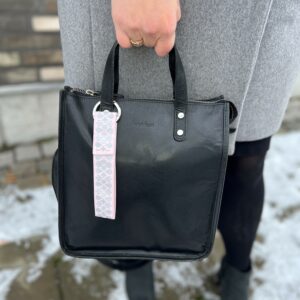 ELNA – lekker bag-charm i refleks, lyserosa med motiv: skoglysning, Smart in the Dark