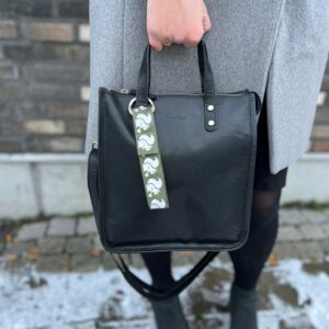 ELNA – kjempesøt bag-charm i refleks, mosegrønn med motiv: ekorn, Smart in the Dark
