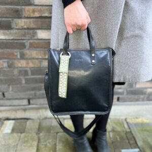 ELNA – søt bag-charm i refleks, mosegrønn med motiv: Skogslysning, Smart in the Dark
