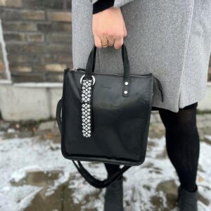 ELNA – stilig bag-charm i refleks, svart med motiv: skoglysning, Smart in the Dark