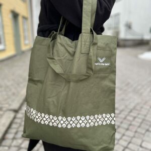 Praktisk refleks‑stoffpose i slitesterk bomull i mosegrønn med mønster: Skogslysning– Smart in the dark