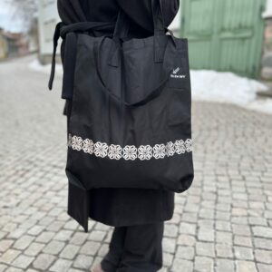 Praktisk refleks‑stoffpose i slitesterk bomull i svart med mønster: Firkløver – Smart in the dark