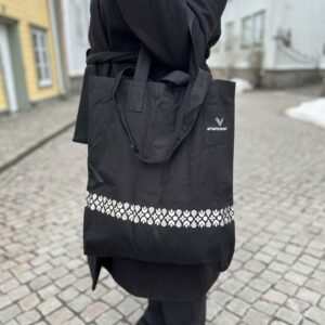 Praktisk refleks‑stoffpose i slitesterk bomull i svart med mønster: Skogslysning– Smart in the dark