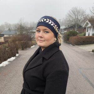 Stilig pannebånd i marineblå bomull med refleksdetaljer, mønster: havre – Smart in the Dark.