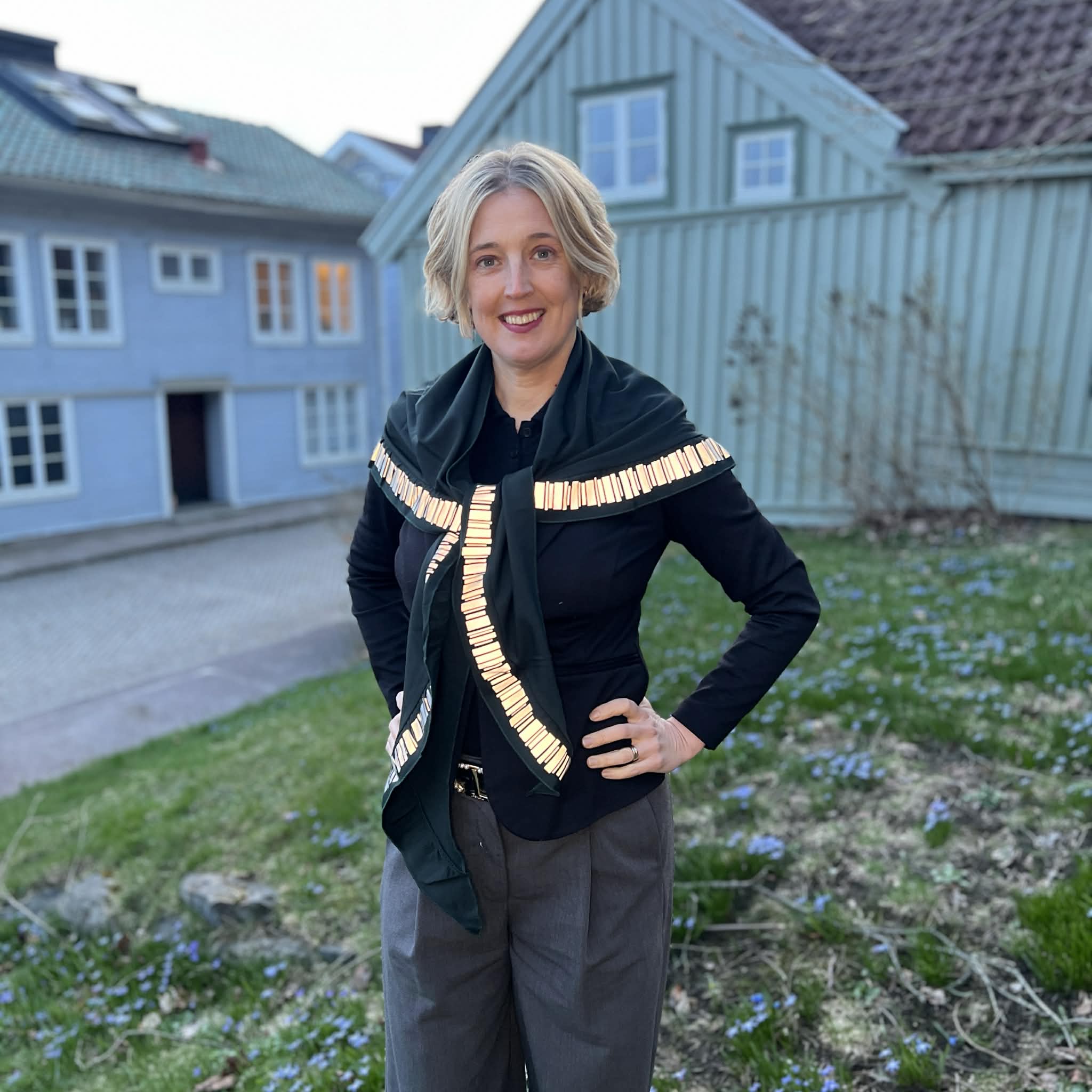 Elegant sjal i mørkegrønn med refleks i mønsteret Nordlys, Smart in the Dark.