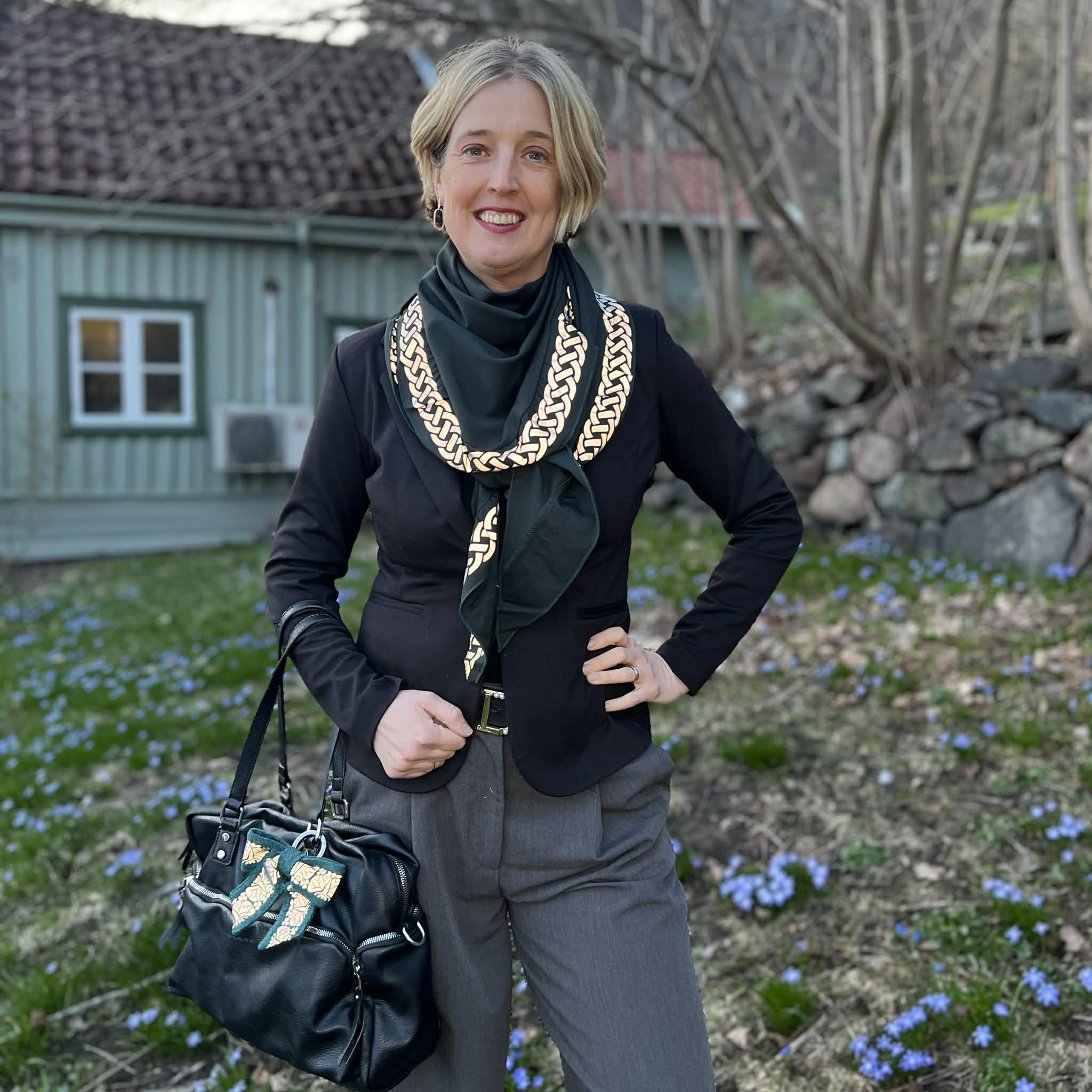 Elegant sjal i mørkegrønn med refleks i mønsteret Flette, Smart in the Dark.