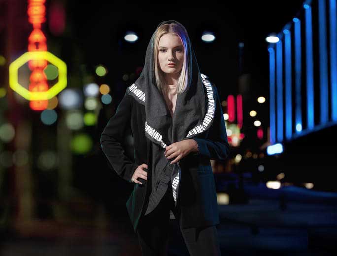 Ung kvinna med sjal med reflexmönster, norrsken