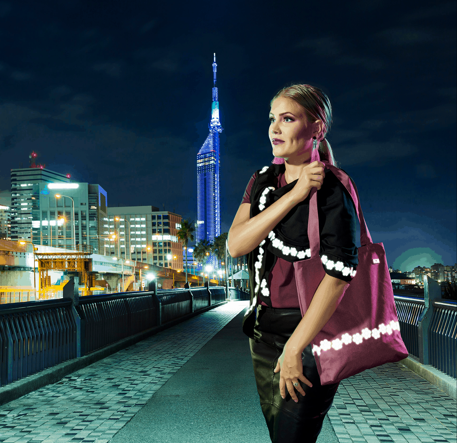 Mjuk, vacker sjal i svart. Volang i nederkant med reflextryck i mönstret hjortron tillsammans med rosa reflexväska med mönstret hjortron