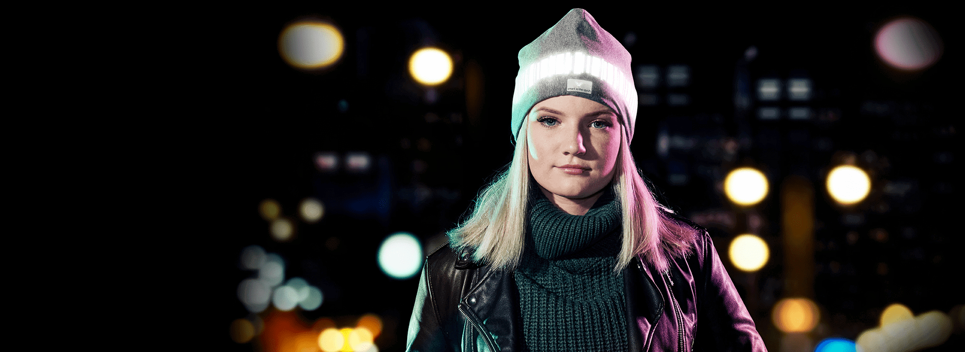 Bomullsmössa i grått med en slinga i mönstret norrsken av reflex runtom mössan