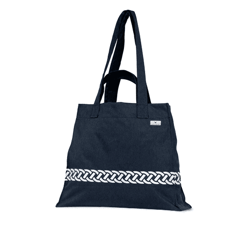 Snygg reflexväska med axelremmar och handtag. Svart med mönstret fläta nertill