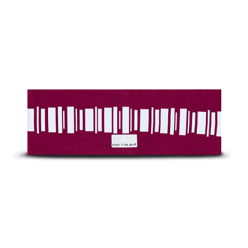 Snyggt pannband med reflex i fin burgundy. Runt pannbandet löper en reflexslinga av mönstret norrsken.