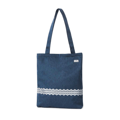 Modern reflexväska med axelremmar. Härlig havsblå med mönster likt fjälltopp nertill.