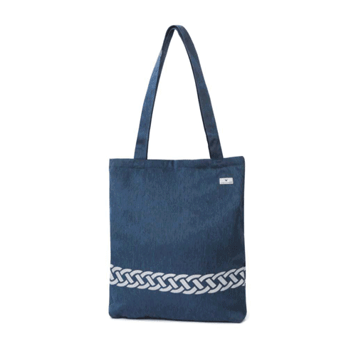 Modern reflexväska med axelremmar. Härlig havsblå med mönster likt fläta nertill.