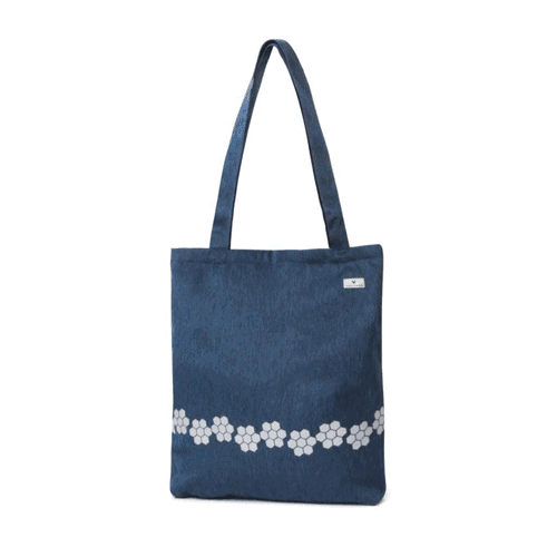 Modern reflexväska med axelremmar. Härlig havsblå med mönster av hjortron nertill.