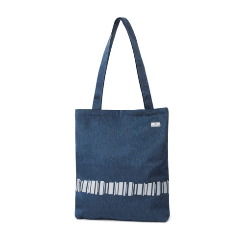 Modern reflexväska med axelremmar. Härlig havsblå med mönster av norrsken nertill.