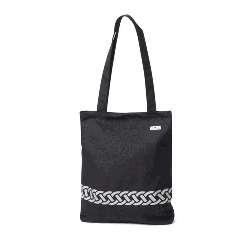 Snygg och smart väska med reflex och axelremmar. Svart med mönster av fläta nertill.