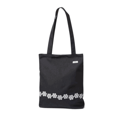 Snygg och smart väska med reflex och axelremmar. Svart med mönster av hjortron nertill.