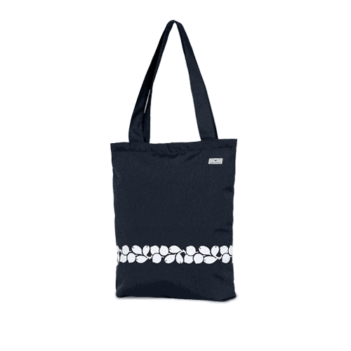 Snygg och smart väska med reflex och axelremmar. Svart med mönster av lingon nertill.