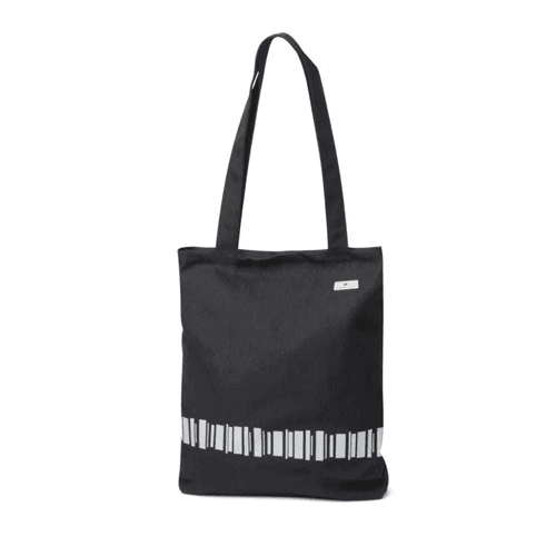 Snygg och smart väska med reflex och axelremmar. Svart med mönster av norrsken nertill.