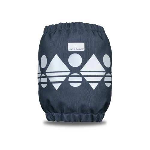 Reflex att placera runt nedre benet som får dig att synas och skyddar dina byxor. Marinblå med reflexmönster av midnattssol runt om.