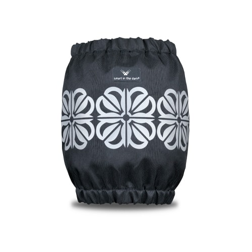 Reflex att placera runt nedre benet som får dig att synas och skyddar dina byxor. Svart med reflexmönster i fyrklöver runt om.