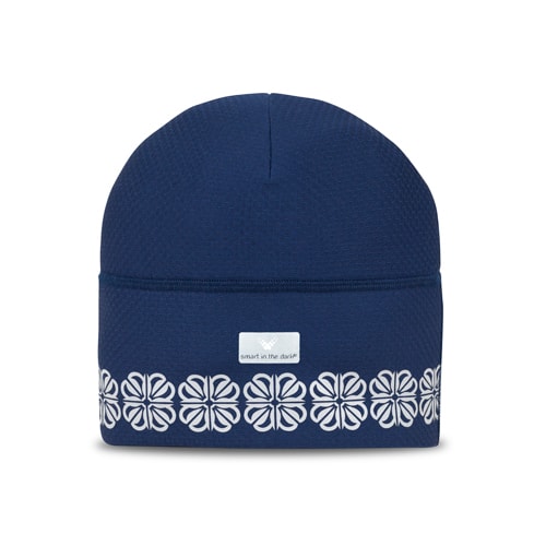 Designad sportmössa med reflex som värmer på löpturen. Härlig marinblå och en reflexslinga med mönster likt fyrklöver som löper runt.