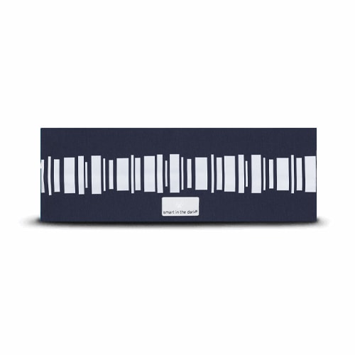 Mjukt pannband med reflex som får dig att synas. Marinblå botten med mönster i reflex likt norrsken.