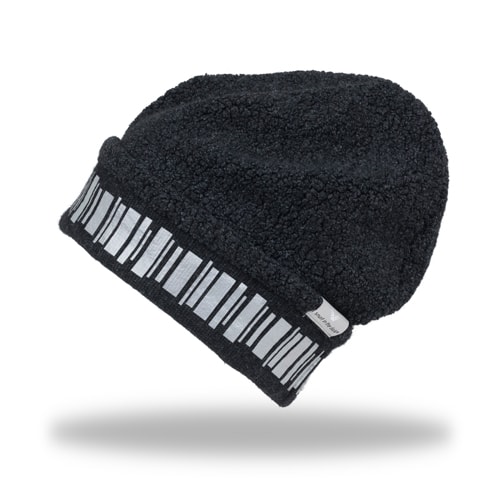 Varm och snygg mössa med reflexer i ull och kashmir. Svart med reflexmönster likt norrsken runtom.