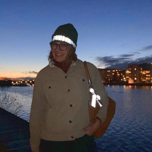 Träningsmössa med reflex och reflexrosett på Ulrika Gabriel i kvällsmörkret