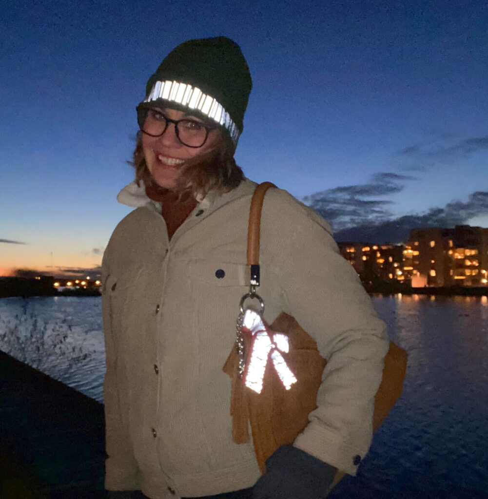 Träningsmössa med reflex och reflexrosett på väska - Ulrika Gabriel