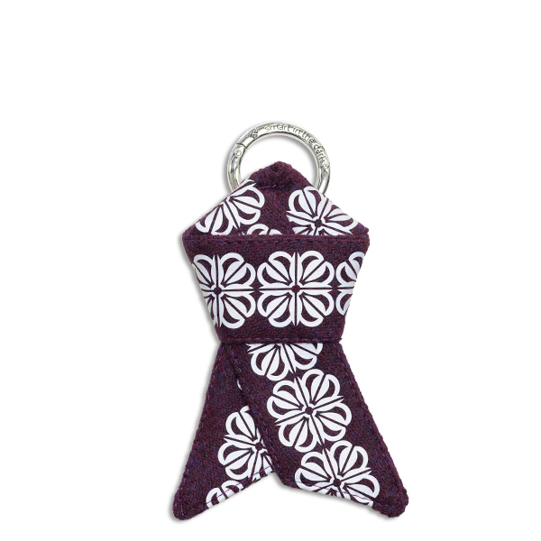 reflexsmycke till väskan i ull. Mönster i fyrklöver och i plommon