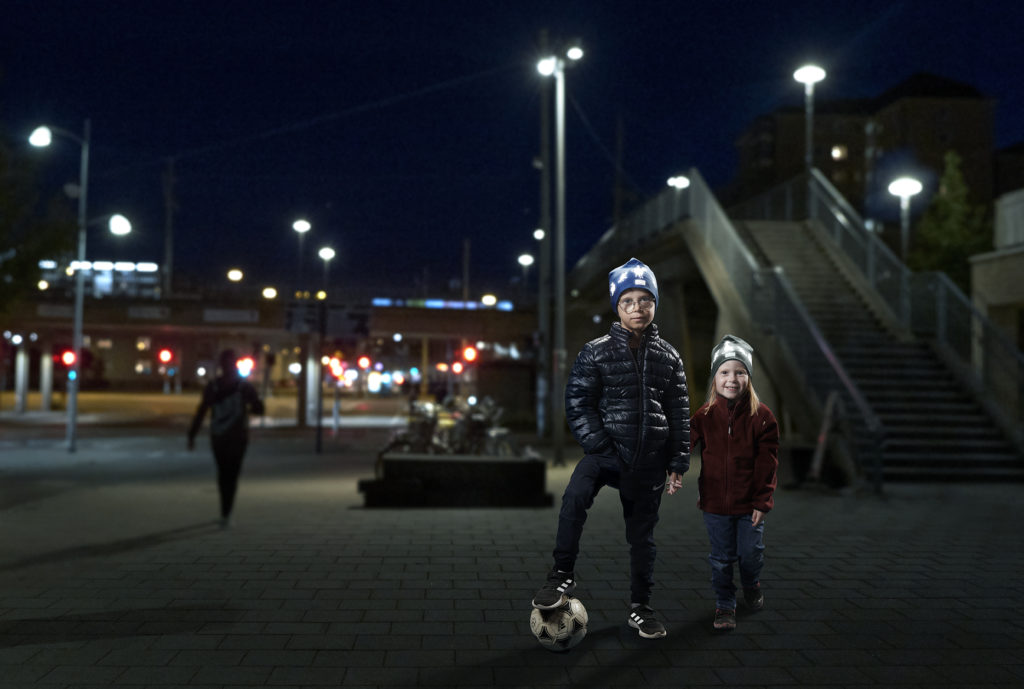 Smarta julklappar - Barn med reflexmössor från Smart in the dark