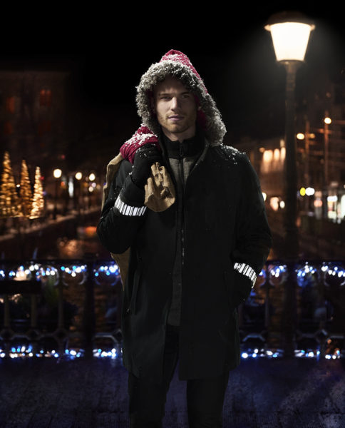 vuxen man med reflexarmband till jackan från Smart in the dark