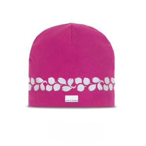 Luminous soft beanie with reflects in a wonderful pink color. Reflectivepattern of lingonberries lines around the head