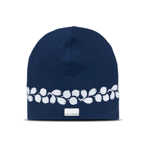 Soft reflectivehat with a deep color of navy blue. Reflectivepattern similar lingonberries around the hat