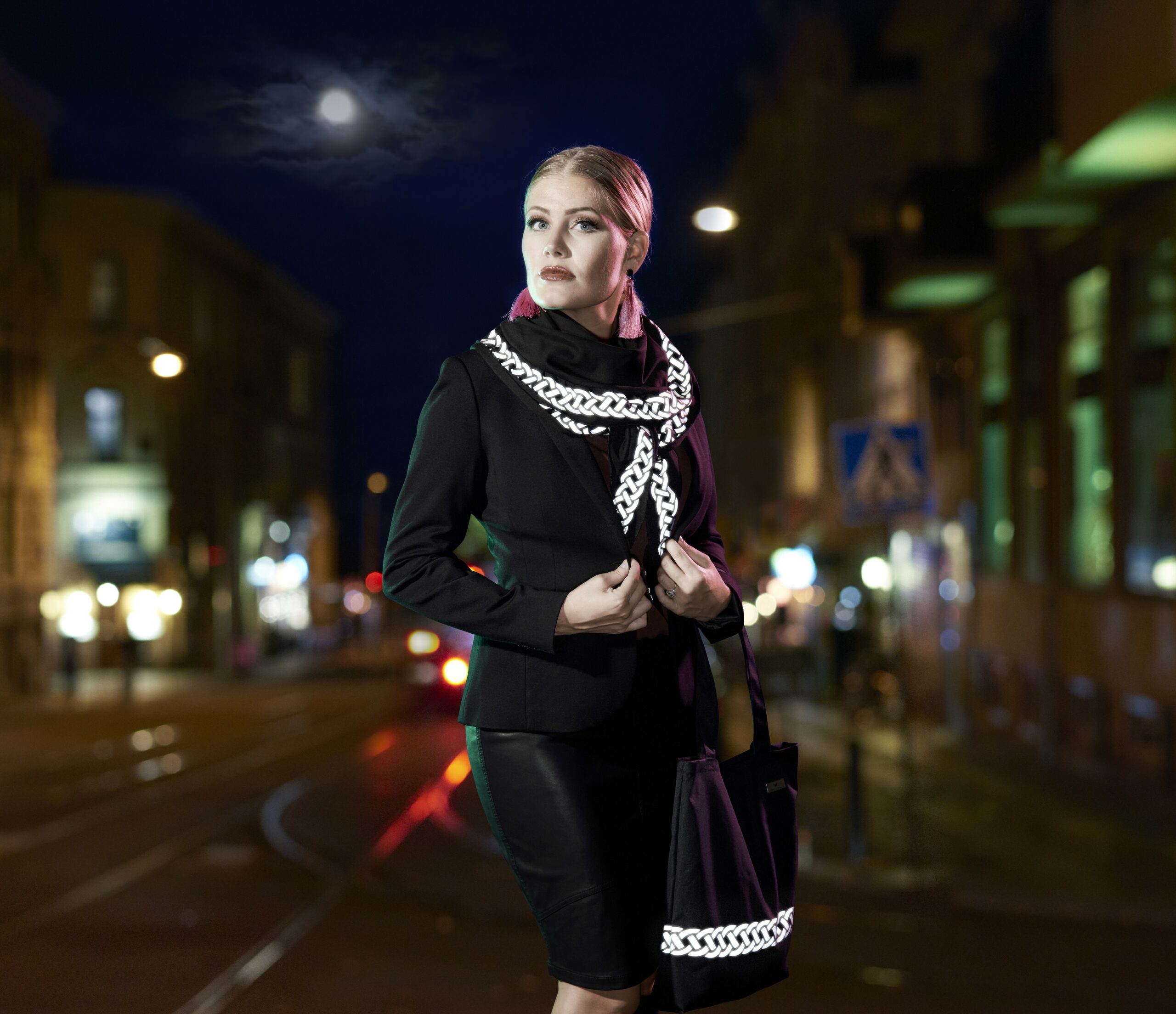 Girl wearing a stylish reflective shawl from Smart in the dark - smart reflective scarf to stay visible in traffic!