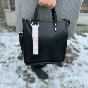 ELNA, A cute reflective bag charm in light pink with a braid motif. Smart in the dark