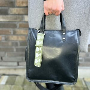 Adorable bag charm with a reflector, in moss green with a Fox design. Smart in the dark