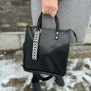 Our stylish black ELNA bag charm with reflective material for visibility in the dark. Design: Braid, Smart in the dark