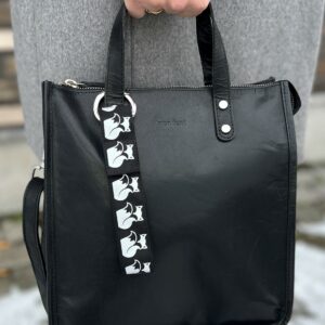 Elegant black ELNA reflective bag charm for increased visibility after dark. Design: Fox, Smart in the dark