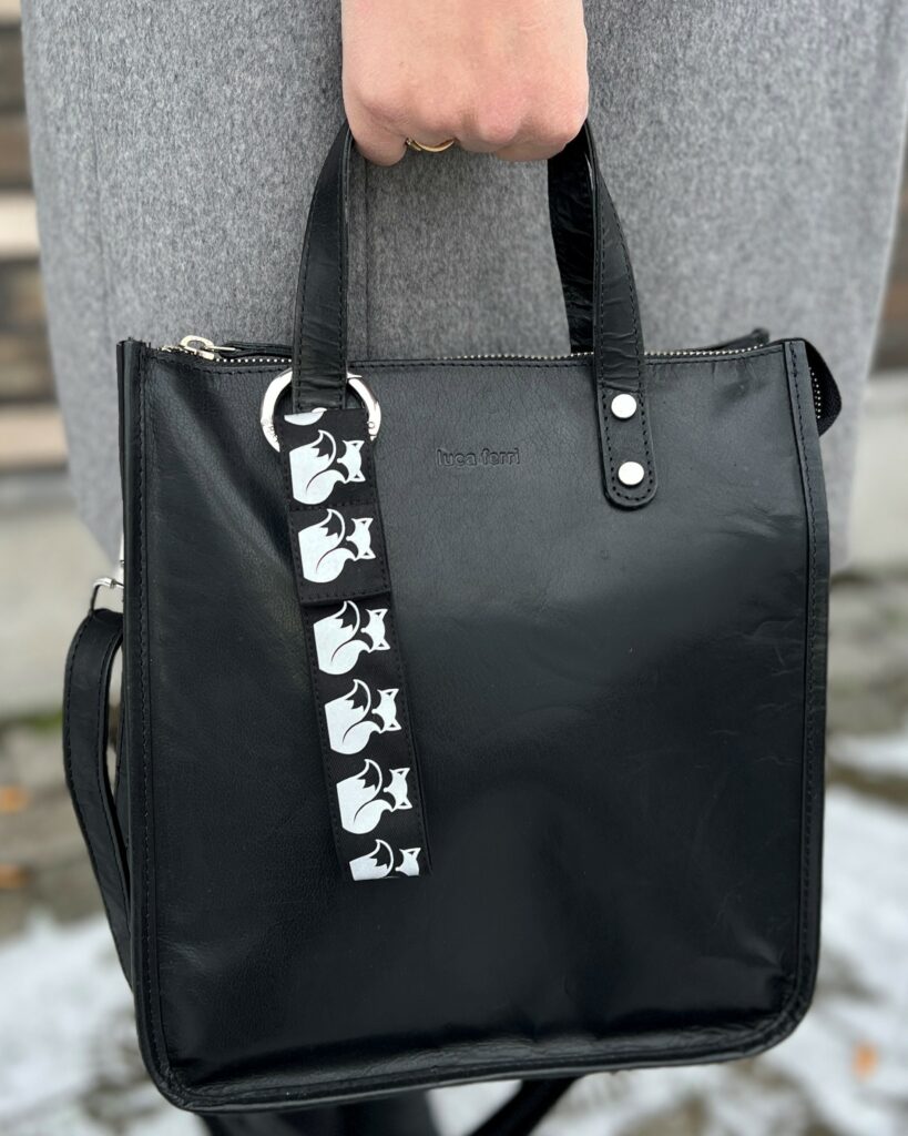 Elegant black ELNA reflective bag charm for increased visibility after dark. Design: Fox, Smart in the dark