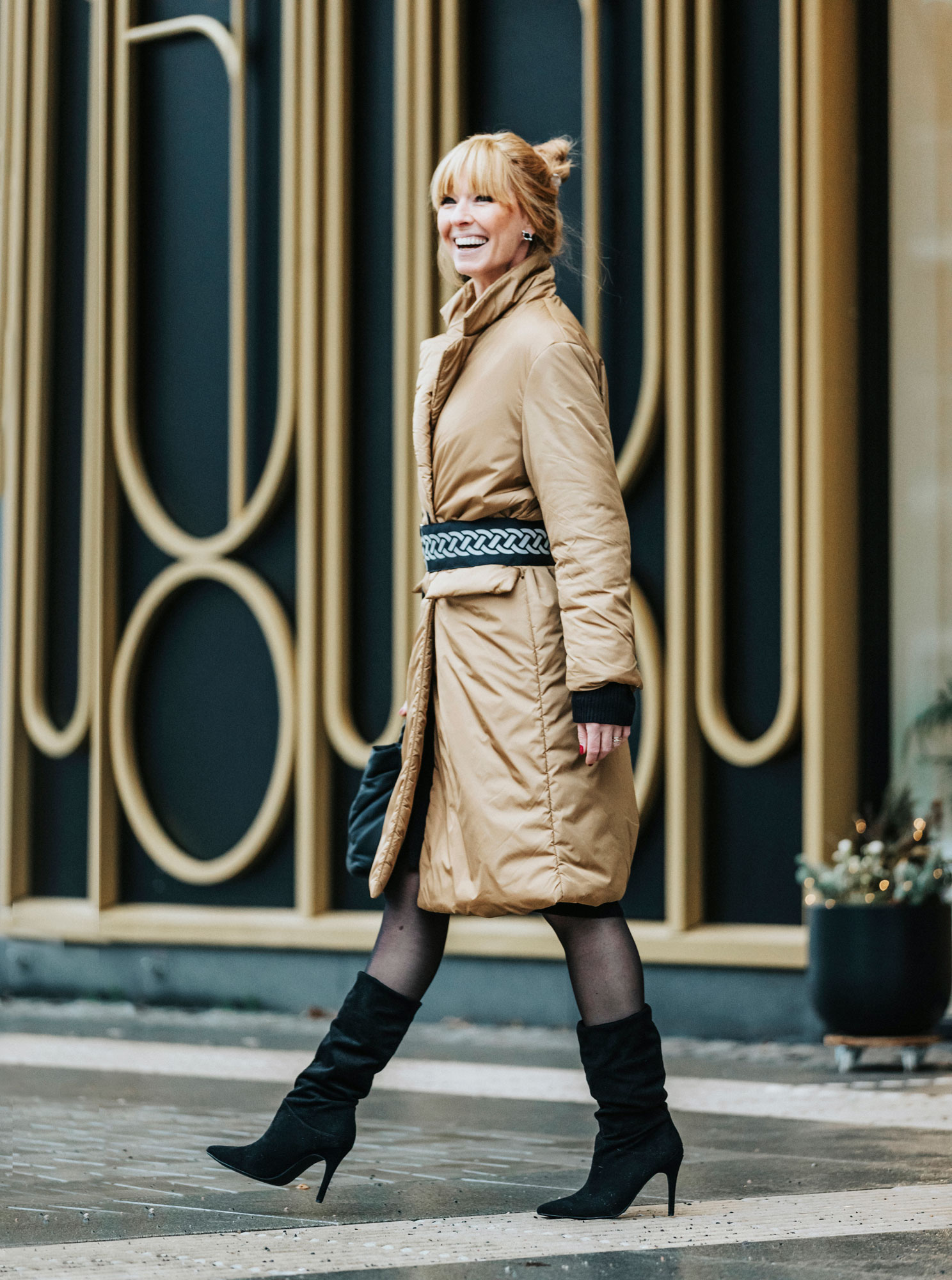 frida zetterstöm with stylish reflective belt from smart in the dark