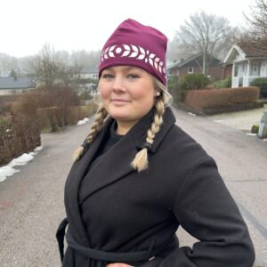 Stylish burgundy cotton beanie with reflective details, pattern: Oats - Smart in the Dark.
